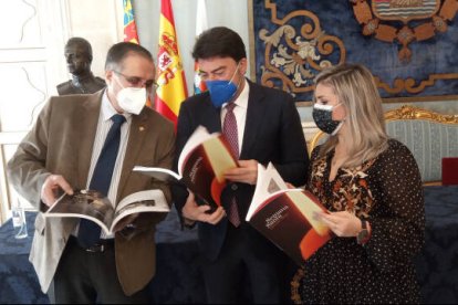 El presidente de la Junta Mayora, Alfredo Llopis, el alcalde, Luis Barcala, y la vicealcaldesa, Mari Carmen Sánchez, durante la presentación