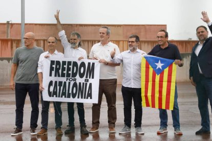 Los presos independentistas a su salida de la cárcel.