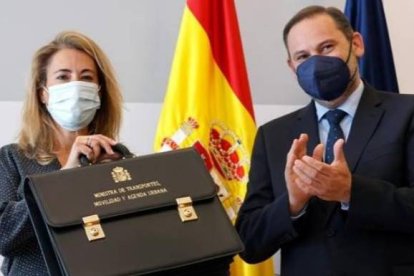 La nueva ministra de Vivienda recibiendo su cartera del cesado Ábalos.