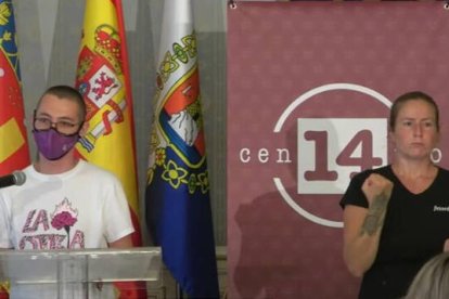 Álvar López, presidente del Consell de Juventut, junto a la intérprete de lenguaje de signos