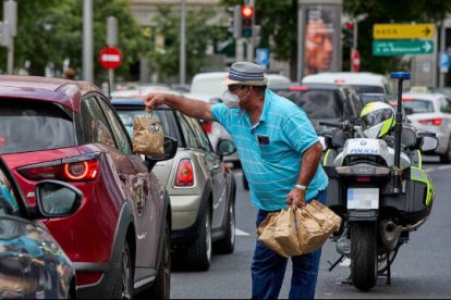 Los agricultores han repartido patatas entre las personas que han pasado por el punto de protestas