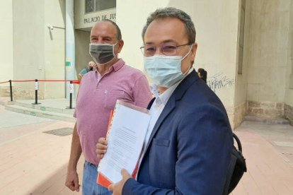 Paco Sanguino y Miguel Millana en la puerta de los juzgados de Benalúa esta mañana