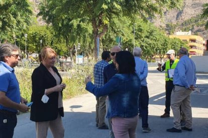 Ana Serna, vicepresidenta segunda y diputada de ciclo hídrico y Nelly Ruiz, alcaldesa de Redovan junto a los tecnicos de ambas administraciones.