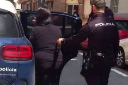 La mujer ha sido detenida por los agentes de la Policía Nacional