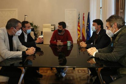 El presidente Carlos Mazón ha reunido a los alcaldes de Alicante y Elche  y a los responsables de La Vuelta