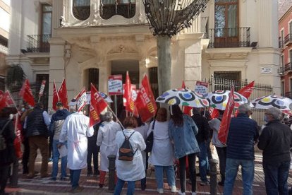 Alrededor de medio centenar de sanitarios del CICU se han concentrado frente a la sede del Consell en Alicante