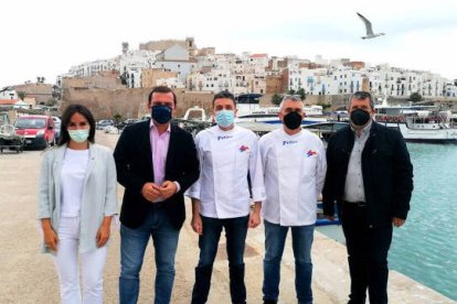 Raquel París, concejala del área de Turismo;  Andrés Martínez, alcalde; Javier Marqués, Chef del Restaurante RocaMar, José Marín, Chef del Restaurante Tío Pepe; y Miguel Castell, edil de pesca