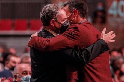 Abrazo entre José Luis Rodríguez Zapatero y Pedro Sánchez