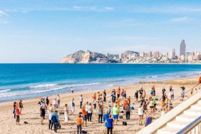 Un grupo de turistas del Imserso en la playa de Poniente de Benidorm