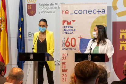 La consejera Maria del Valle Miguelez y la alcaldesa de Yecla y presidenta del comite ejecutivo de la FMY, Maria Remedios Lajara