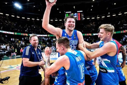 Luka Doncic celebra con sus compañeros la clasificación para Tokyo2020