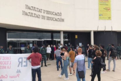 Una veintena de jóvenes se han congregado en las puertas de la Facultad de Educación de la UA para 'escrachear' el acto de la Delegación de Estudiantes