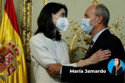 La ministra de Justicia Pilar Llop recibiendo la cartera de su antecesor Campo.