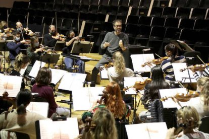 El director del ADDA Simfònica, Josep Vicent, drante un ensayo