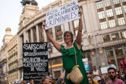 Una asistente durante una manifestación contra la vacunación contra el COVID-19 / FOTO Alejandro Martínez Vélez / Europa Press