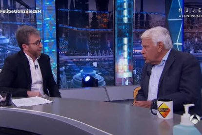 Pablo Motos y Felipe González durante la entrevista en El Hormiguero