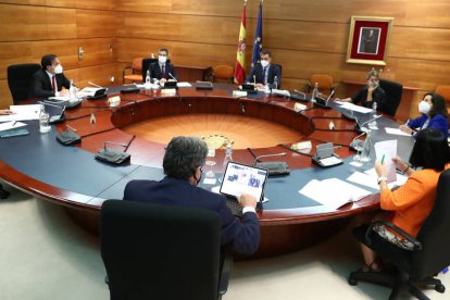 La reunión para coordinar la evacuación de este lunes en Moncloa.