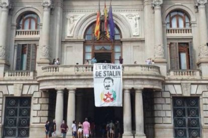 Pancarta de Stalin en el balcón del Ayuntamiento de Valencia