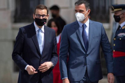 El primer ministro de Polonia, Mateusz Morawiecki y al presidente del Gobierno, Pedro Sánchez,