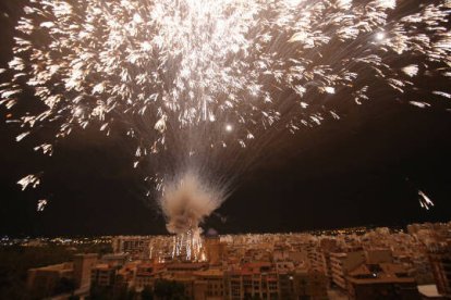 La Nit de l'Albà ilumina toda la ciudad con los fuegos artificiales