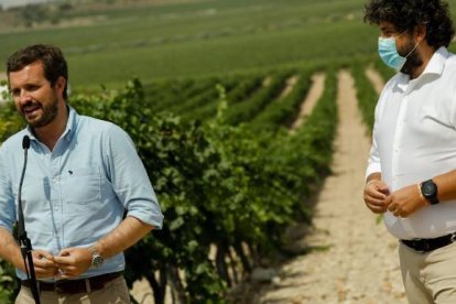 Pablo Casado, durante una visita a una finca.