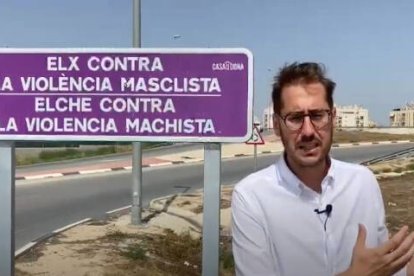 El concejal popular Sergio Rodríguez con los carteles que ha instalado el Ayuntamiento de Elche