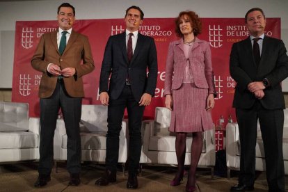 El presidente de la Junta de Andalucía, Juanma Moreno; el exlider de Ciudadanos, Albert Rivera; la moderadora Gloria Lomana; y el presidente de Castilla la Mancha, Emiliano García-Page, en el coloquio celebrado ayer sobre liderazgo.