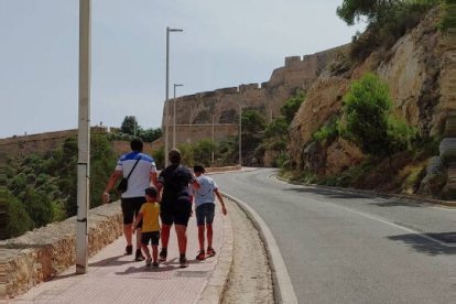 Subida andando al castillo de Santa Bárbara