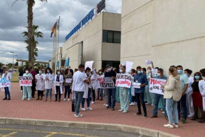 Los trabajadores del centro se han concentrado en las puertas de urgencias