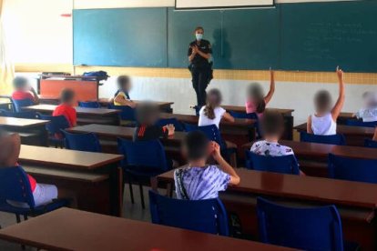 Las aulas deberán reunir las condiciones de seguridad exigidas