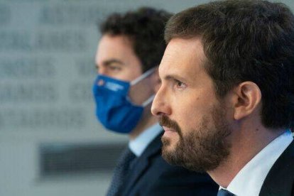 Pablo Casado y, al fondo, Teodoro García Egea