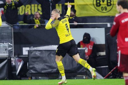 Erling Haaland, marcando uno de los últimos goles que ha conseguido con el Borussia.