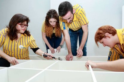 Trabajadores de IKEA montando una de sus estanterías.