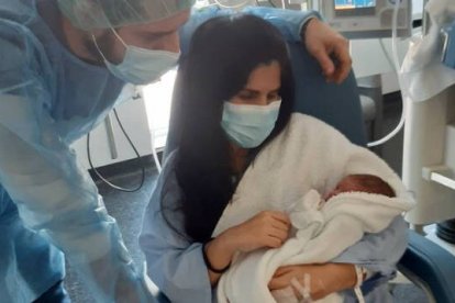 Ares Candela Vidal se encuentra muy feliz con sus padres Victoria María y Juan