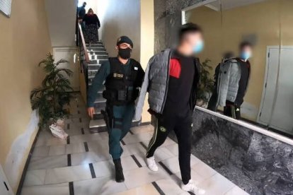 La Guardia Civil les ha detenido en su domicilio de Novelda