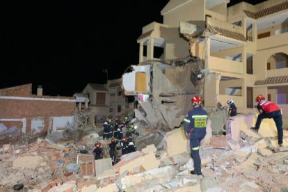 Bomberos de Castellón en las labores de búsqueda del edificio derrumbado en Peñíscola