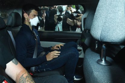 Novak Djokovic, en un coche camino del aeropuerto de Melbourne tras ser expulsado de Australia.