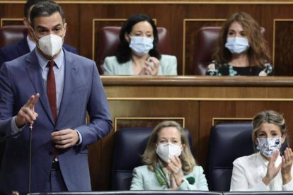 Pedro Sánchez, junto a las vicepresidentas Calviño y Díaz en el Congreso