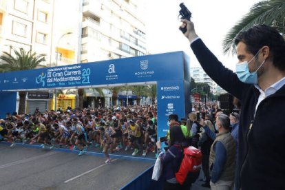 Salida de la 'III Gran Carrera del Mediterráneo - Costa Blanca Half Marathon 2021