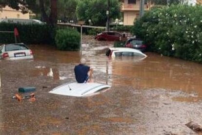 Vehículos anegados en Benicàssim