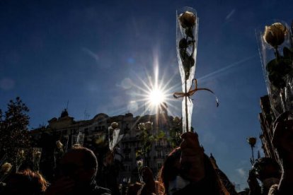 Una marea de rosas blancas recorrió las calles de Valencia en homenaje a Cristina