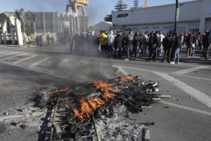 Segunda jornada de la huelga del sector del metal en Cádiz que está afectando al acceso al Hospital de La Línea de la Concepción.