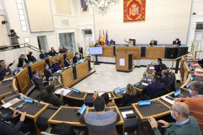 PP y Cs han contado con la abstención de Compromís y la negativa del PSPV