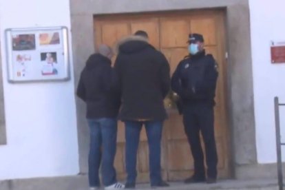 Agentes registrando el Ayuntamiento de San Martín de Valdeiglesias (Telemadrid)