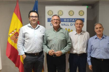 Vicent Aparici (camisa verde) junto a miembros de la nueva junta directiva de Club Rotary de La Vall d'Uixó