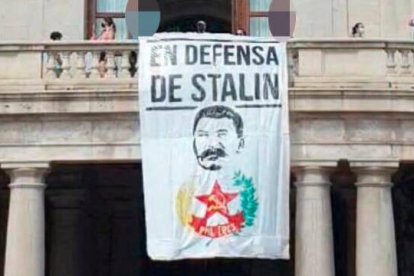 Imagen de la pancarta de Stalin colocada en el balcón del Ayuntamiento de Valencia