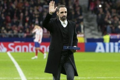 Juanfran, hace dos años, cuando fue homenajeado en el Metropolitano por la afición del Atlético.