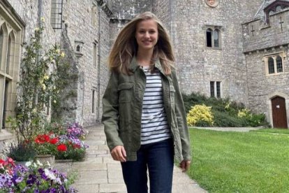 La Princesa Leonor ha posado en los jardines del Castillo de San Donato, el que será su nuevo hogar durante los dos próximos años