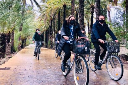 Giussepe Grezzi y Esther Díez han recorrido la ciudad de Elche en bici