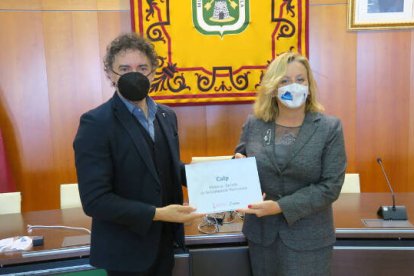 Francesc Colomer haciendo entrega del distintivo Turístico a la alcaldesa de Calp, Ana Sala